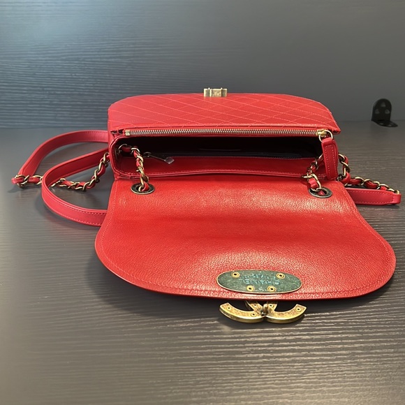 Chanel Red Calfskin Coco Curve Flap Medium - Picture 11 of 17
